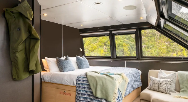 Люкс Executive Milford Sound Overnight Cruise - Fiordland Discovery