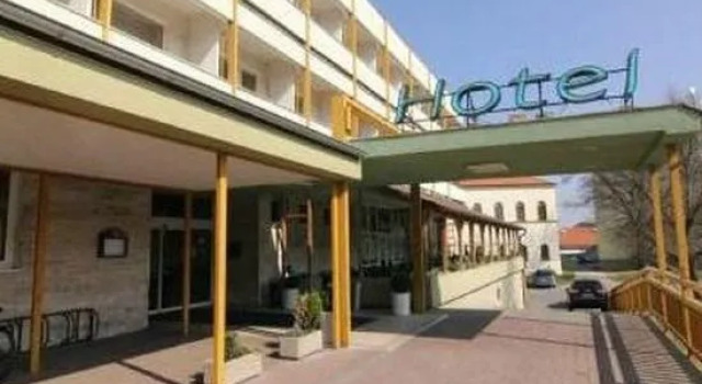 Hotel Atrium, Rezervovat Hotel Hotely v Malacky s parkováním, Parkování