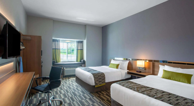 Четырёхместный номер Standard Microtel Inn & Suites by Wyndham Liberty/NE Kansas City Area