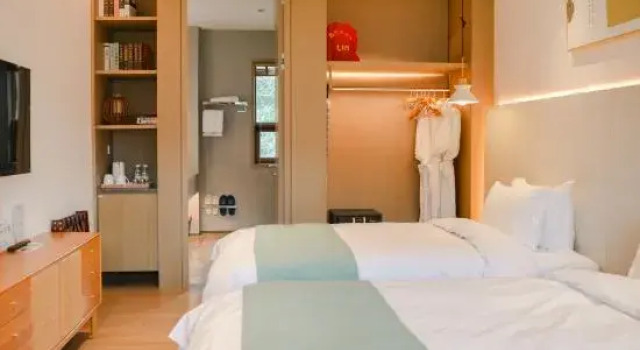 Кровать в общем номере с 6 комнатами Jingshan Green Zen Academy