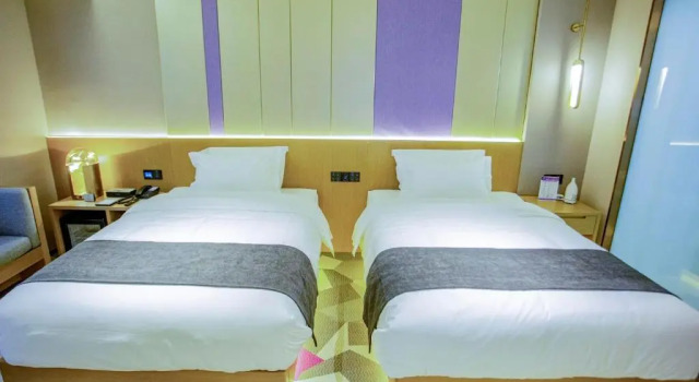 Lavande Hotel Lujiang Zhouyu Avenue, Book Hotel Hoteller i Lujiang med parkering, Parkering