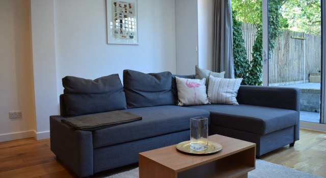 Spacious 2 Bedroom Apartment in South London, Varaa Huoneisto Asunnot kohteessa Merseyside, Huoneisto