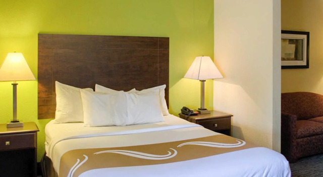 Standard Zimmer Quality Inn & Suites at Airport Blvd I-65