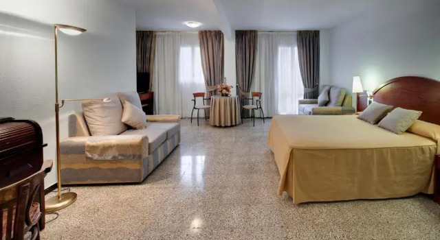 Трёхместный номер Standard Hotel Gaudi