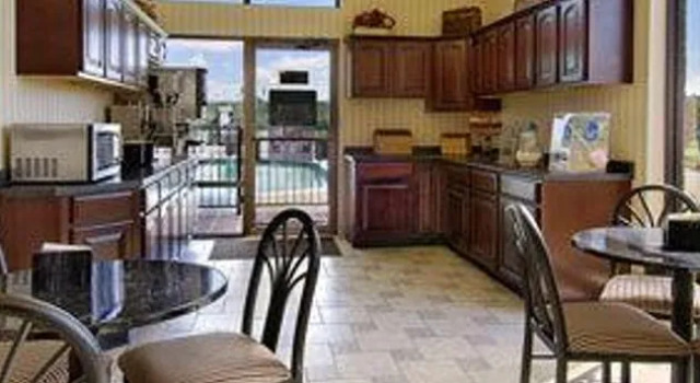 Travelodge Bentonville, Забронировать Отель Отели Бентонвилл с бассейном, рядом с Horsebarn Trailhead, Бассейн