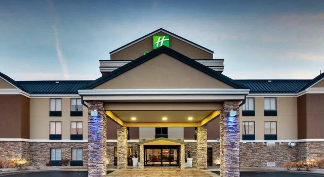 Четырёхместный номер Standard Holiday Inn Express Hotel & Suites Cedar Rapids I-380 at 33rd Avenue by IHG
