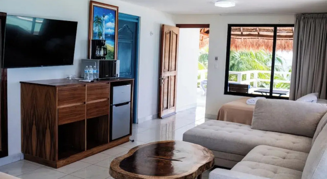 Люкс с балконом и с красивым видом из окна Chichis and Charlies Beachfront