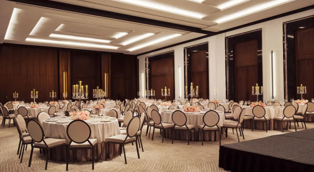 Отель The Lana Dorchester Collection