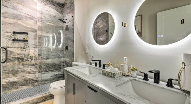 Коттедж с 4 комнатами Luxury Smart Home 1 Mi to Mercedes-benz Stadium!