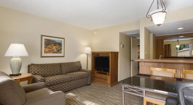 Люкс с видом на бассейн Motel 6 Phoenix, AZ - Sky Harbor