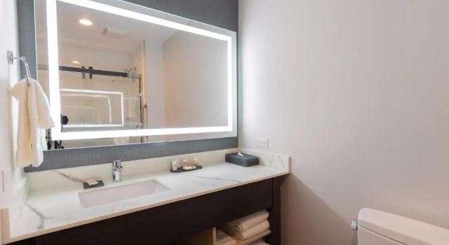 Люкс La Quinta Inn & Suites by Wyndham Shorewood