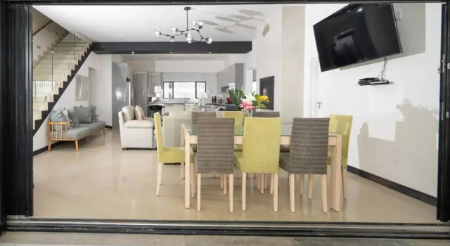 Private Modern 10 bdrm Home tucked away in Sandton, Boek Hotel Sandton 