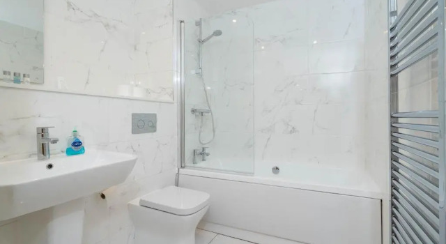 Апартаменты MAEVELA Apartments - Luxury Broad St Apartment - 2 Bed, 2 Bath - City Centre/Cube/Mailbox - WITH UNDERGROUND PARKING ✓- L Shape Sofa, Large 50 inch Smart TV with FREE NETFLIX & WIFI