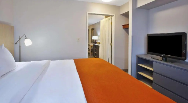 Двухместный люкс c 1 комнатой Country Inn & Suites by Radisson, Big Rapids, MI