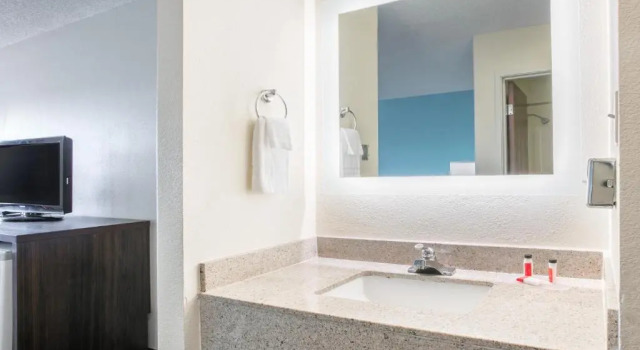 Номер Standard Howard Johnson by Wyndham Scott Lafayette