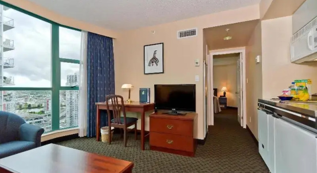 Люкс Deluxe Rosedale on Robson Suite Hotel