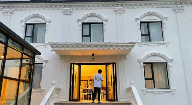 Tekes Stop Hostel, Prenota Ostello Hotel a Xinjiang con parcheggio, Parcheggio
