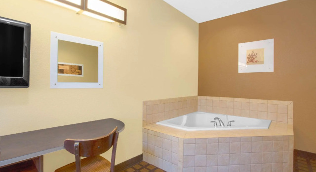 Двухместный люкс Microtel Inn & Suites by Wyndham Harrisonburg