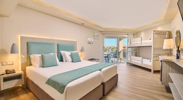 Четырёхместный номер семейный Standard с видом на бассейн Tsilivi Beach Hotel Zakynthos