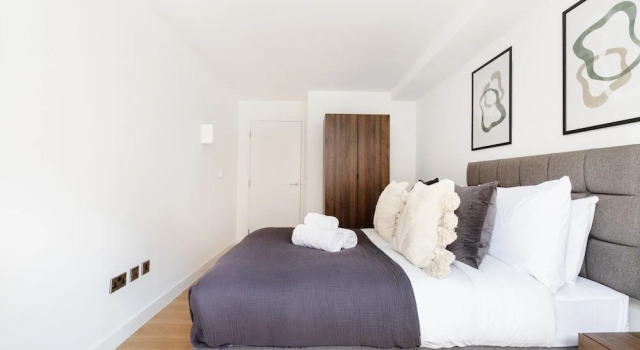 Modern 1BR with Balcony by Soho, Забронировать Отель Бизнес-отели Англии, 4* 5*