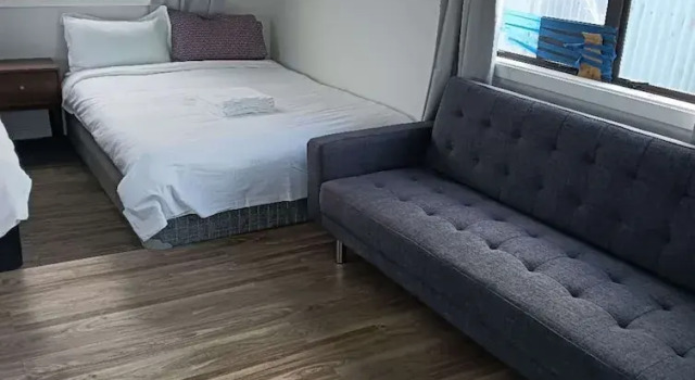 4 Double Beds and 2 Sofa Bed chalet, Забронировать Шале Отели Роторуа с парковкой, Парковка