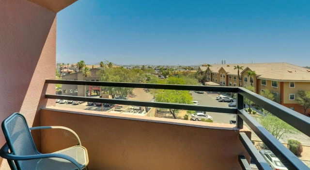 Четырёхместный номер Standard с балконом Drury Inn & Suites Phoenix Airport
