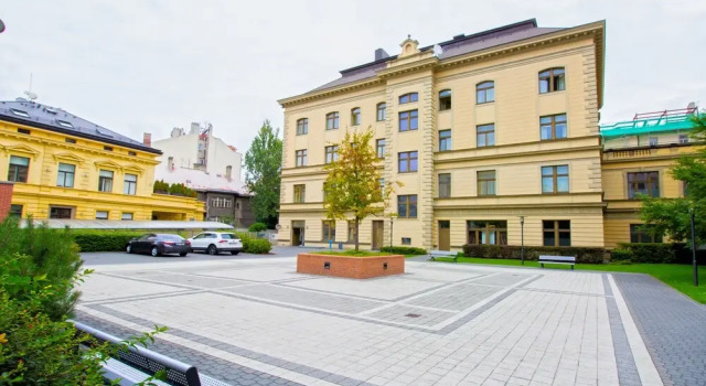Luxurious apart.with swimming pool, Забронировать Отель Отели Праги с парковкой, рядом с Намести Миру, Парковка