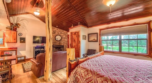Cedar Bliss Studio Bedroom Cabin by Redawning