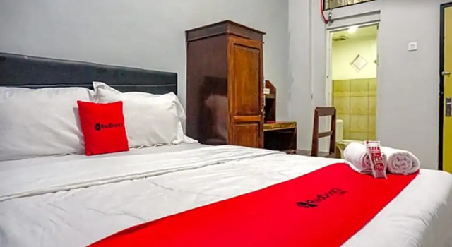 RedDoorz near Penimbangan Beach Singaraja, Boek Hotel Singaraja Buleleng