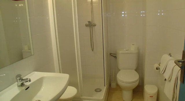 Трёхместный номер Standard с балконом Hostal Adarnius