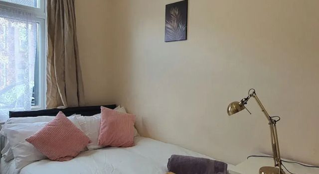 Room in Guest Room - Comfortable Size Room in Coventry