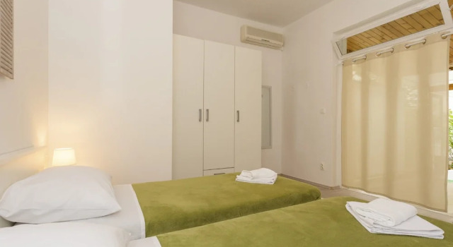 Comfortable Modern Studio With Shaded Patio, Prenota Appartamento Splitska 