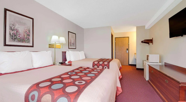 Четырёхместный номер Standard Super 8 by Wyndham Riverside/Kansas City