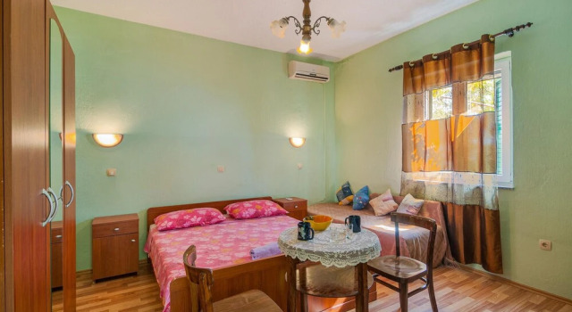 Amazing Home in Lokva Rogoznica With Wifi and 2 Bedrooms, Rezerwuj Hotel Hotele w Split-Dalmatia County z parkingiem, Parking