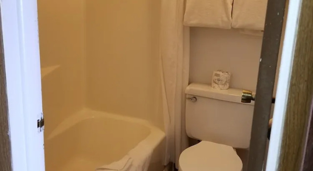 Четырёхместный номер Standard Plaza Motel