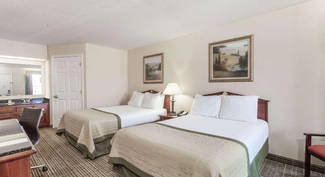 Четырёхместный номер Standard Baymont by Wyndham Hickory