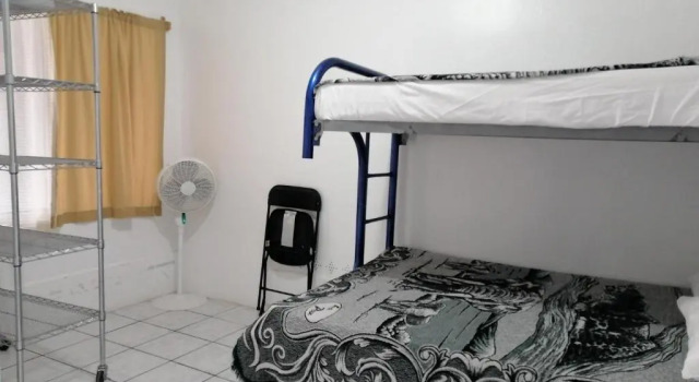 Кровать в общем номере (мужской номер) Hostal Maple