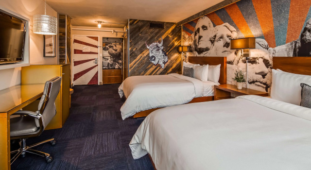 Четырёхместный номер Deluxe The Rushmore Hotel & Suites; BW Premier Collection