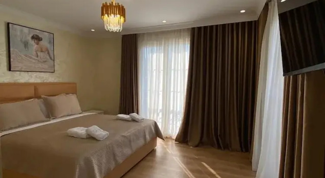 Четырёхместный семейный номер Standard с балконом Hotel Eiffel