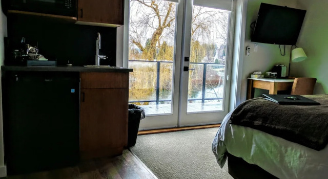 Двухместный номер Superior с балконом и с видом на реку Riverside Inn