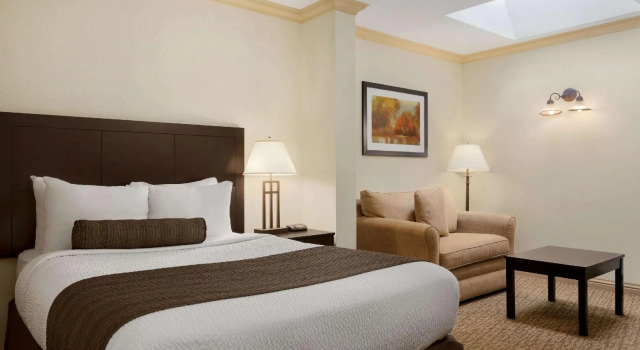 Двухместный номер Deluxe Days Inn & Suites by Wyndham Sault Ste. Marie ON