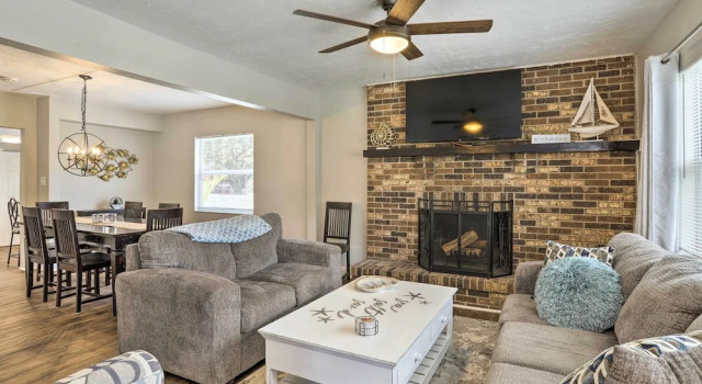 Pet-Friendly Gulfport Home Less Than 2 Mi to Beach, Réserver Maison de vacances Gulfport Floride