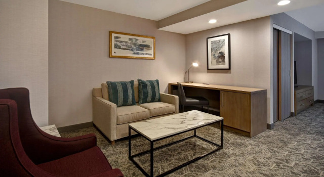 Двухместный люкс DoubleTree by Hilton St. Louis Airport, MO