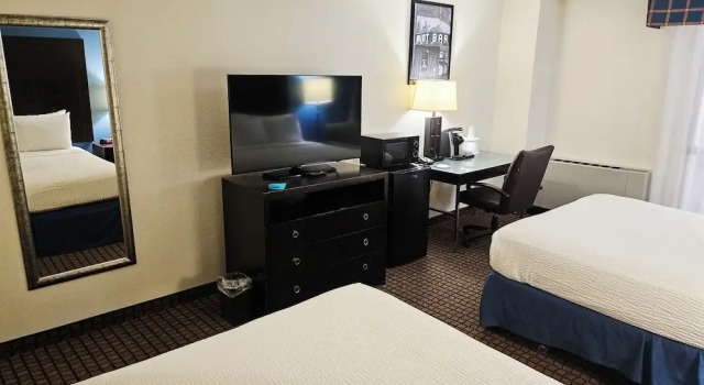 Четырёхместный номер Standard Ramada Plaza by Wyndham Sheridan Hotel & Convention Center
