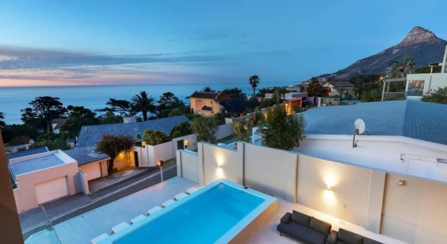 Вилла Large 9 Bedroom Villa in Camps Bay w Pool Apostles Views