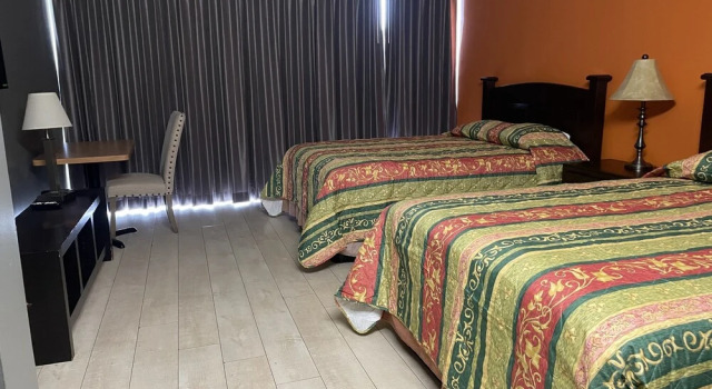 Четырёхместный номер Standard с балконом Pasadena Rose Inn