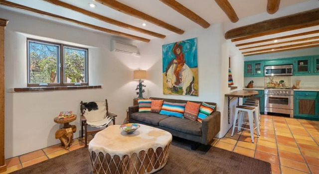 Коттедж с балконом Dancing Hare - Colorful and Inviting Tesuque Home Right Next to Bishop`s Lodge