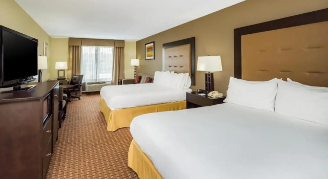 Двухместный люкс Holiday Inn Express Hotel & Suites-North East by IHG