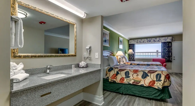 Номер Classic c 1 комнатой с балконом и с видом на океан Beachcomber Inn