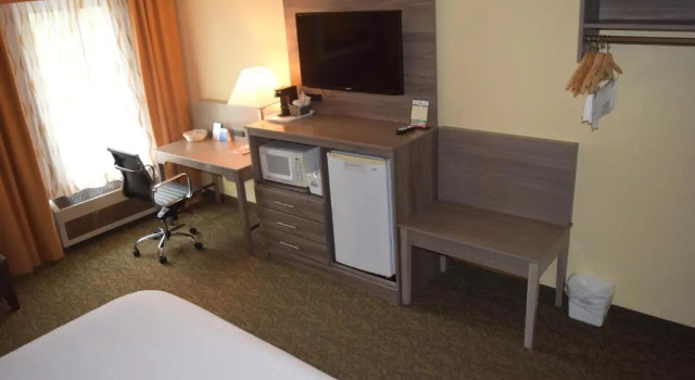 Номер Standard Days Inn by Wyndham Cadillac